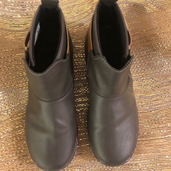 Ankle boots that are like new, Taupe, beige strap with Velcro to tighten - Picture 7 of 8